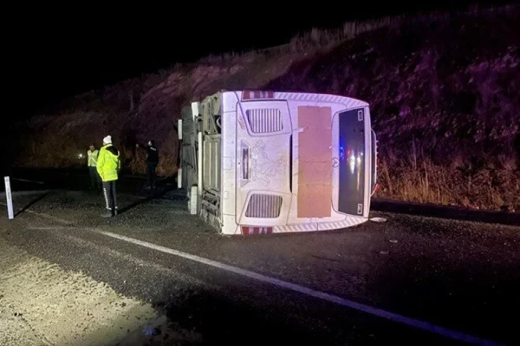 Avtobus aşdı: 38 yaralı 