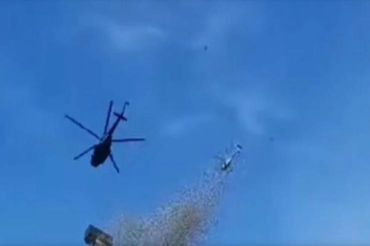 Helikopterdən  bir milyon   dollar tökdü -  VİDEO 