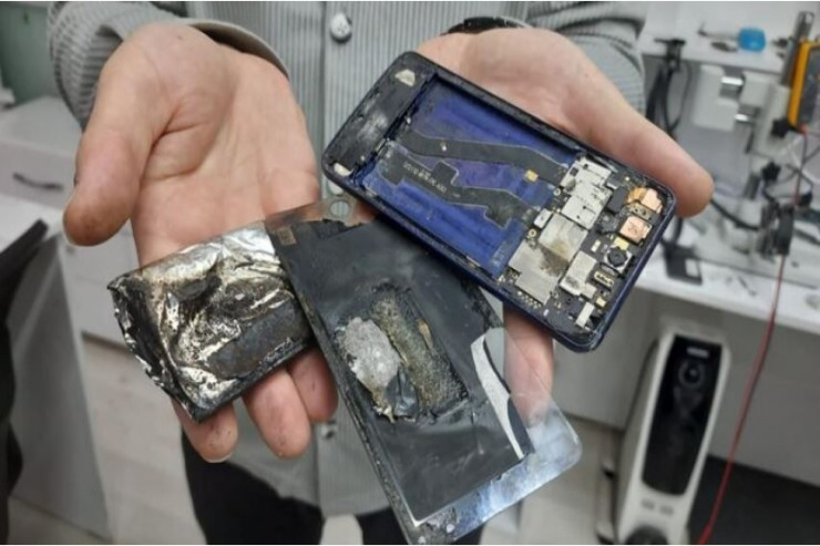 Telefonun batareyası bomba kimi partladı - VİDEO 