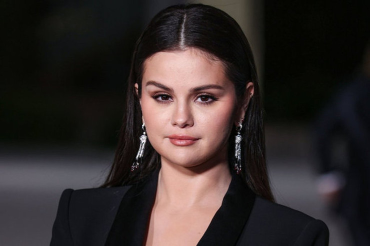Selena Qomez Hollivud qaydasını pozdu 
