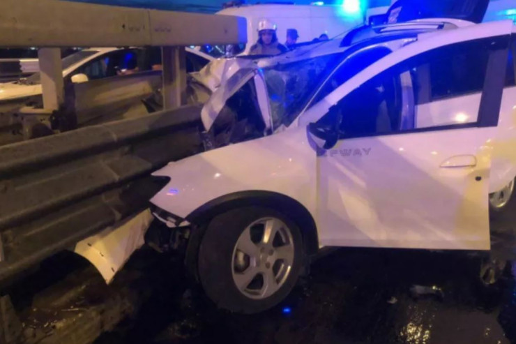 Avtomobil dayanacağa çırpıldı, iki uşaq öldü