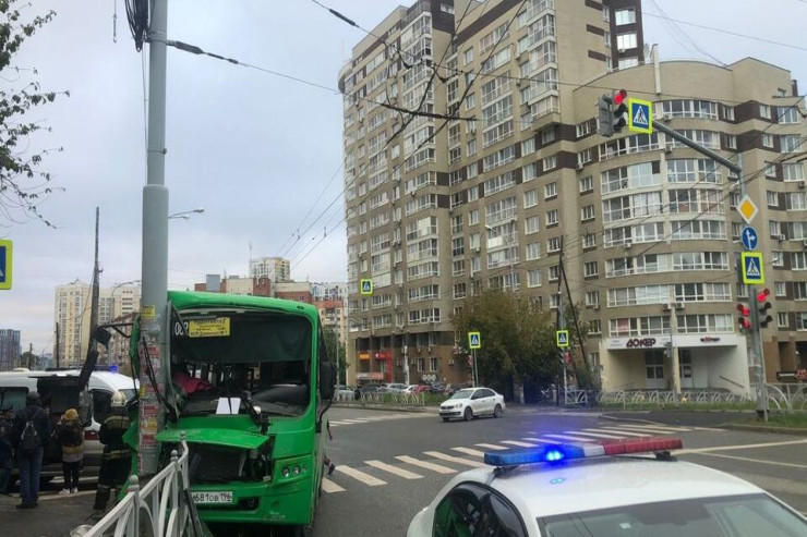 Avtobus dirəyə çırpıldı, 11 nəfər... 