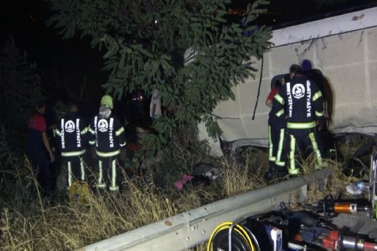 Avtobus TIR-la toqquşdu: 6 ölü, 43 yaralı 