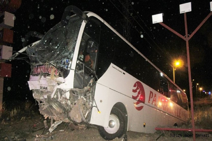 Zəncirvari qəza: 3 nəfər öldü, 45-i yaralandı