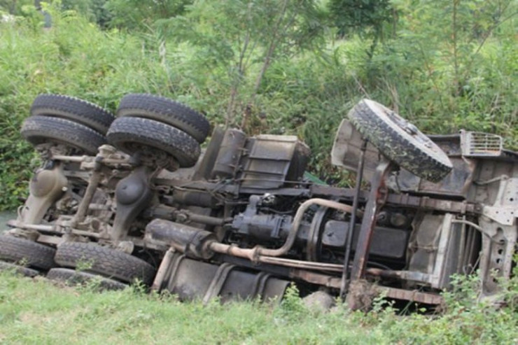 Cəlilabadda sükan arxasında ürəktutması keçirən sürücü "Kamaz"ı aşırdıb, ölən var