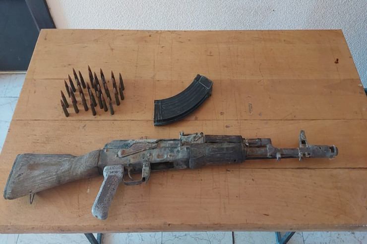 Keçmiş məhkumdan "Kalaşnikov" götürüldü-FOTO 