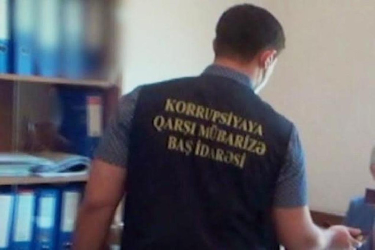 Köhnə maşınları qeydiyyata salan gömrük rəisi HƏBS EDİLDİ 