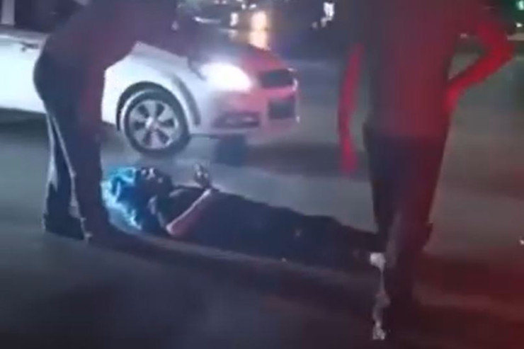 Bakıda kişi başının altına "yastıq" qoyub asfaltda uzandı - VİDEO 