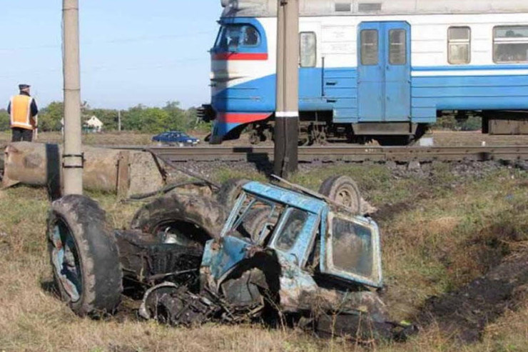 Sabirabadda traktor qatarla toqquşdu, sürücü öldü