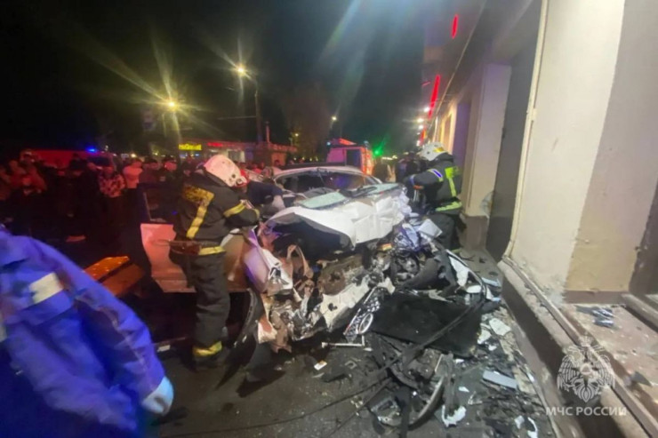 Avtomobil evə çırpıldı – 4 ÖLÜ 