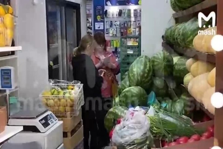 Azərbaycanlı ər-arvadın mağazasından  qarpız alıb yeyən   qadın öldü