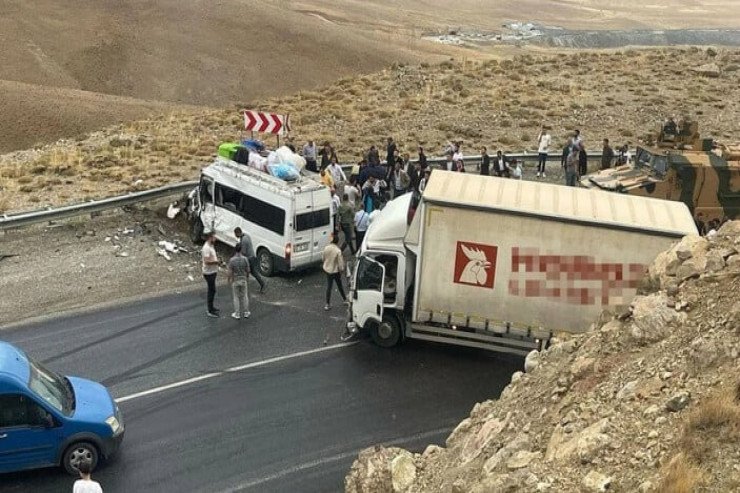 Mikroavtobus yük maşını ilə toqquşdu, ölən və yaralananlar var 