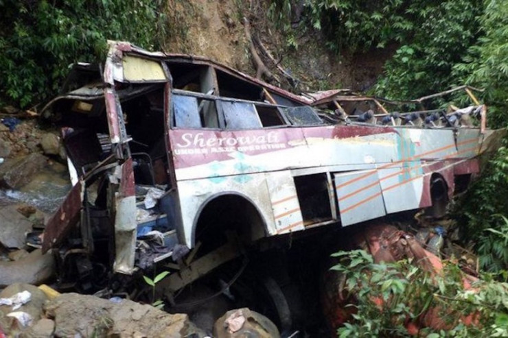 Turist avtobusu uçuruma aşdı: 10 ölü 