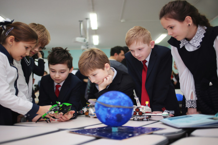 Müəllimlər kütləvi şəkildə  işdən çıxdı, şagirdlər cizgi filminə baxır 