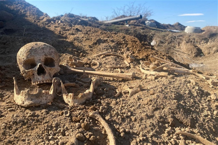 Şortikli   kişi skeleti tapıldı