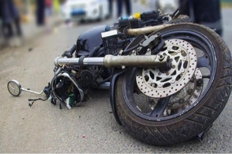 Hacıqabulda motosiklet dirəyə çırpıldı, ölən var 