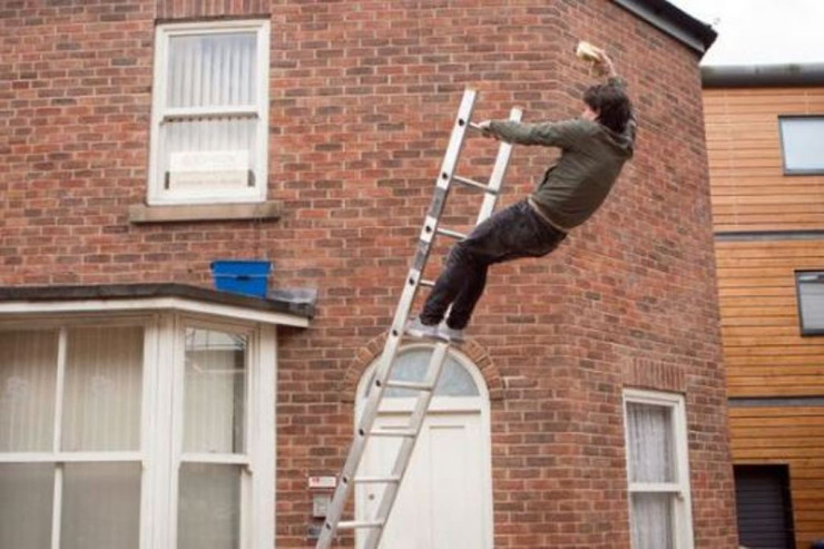 Bakıda gənc oğlan nərdivandan yıxılıb öldü 