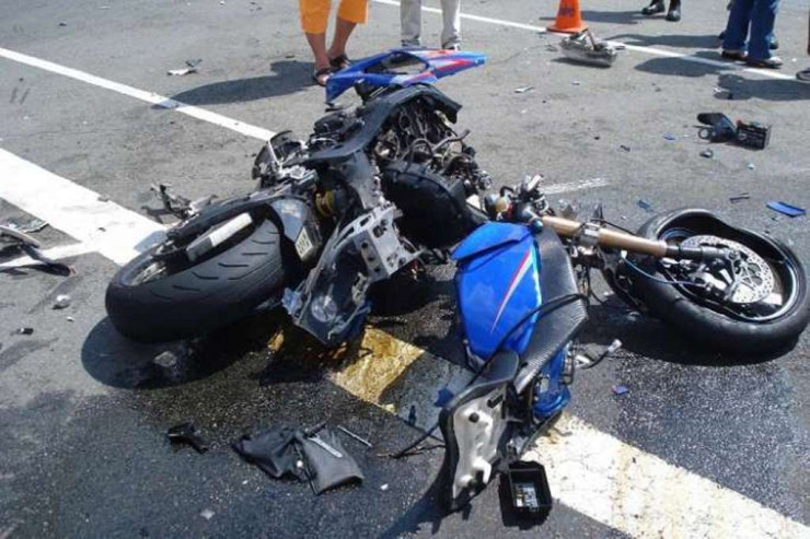 Bakıda motosiklet səkiyə çırpıldı, sürücü öldü 