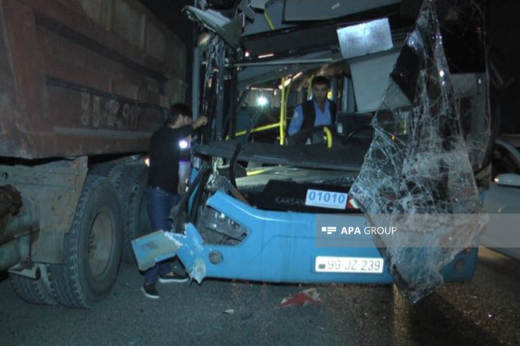 Marşrut avtobusu  “KamAZ”a çırpıldı,   yaralanan var