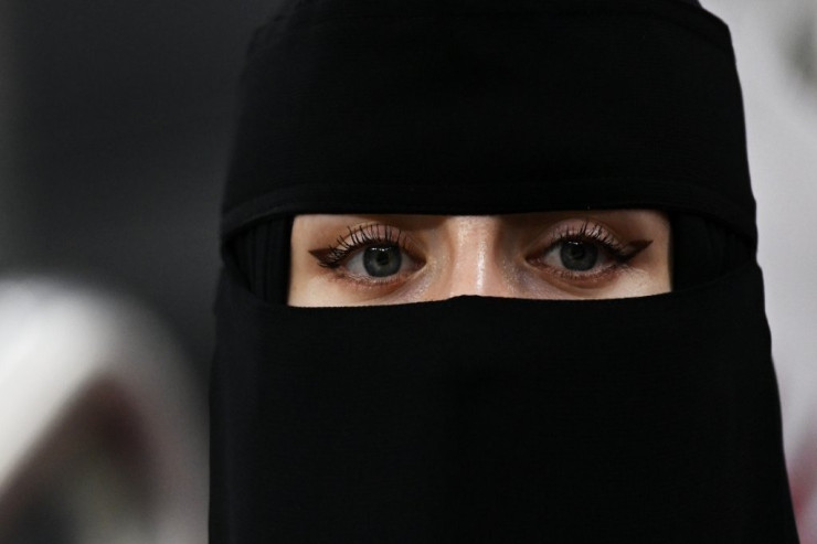 Bu ölkədə müsəlman qadınlara  niqab geyinmək   qadağan edildi