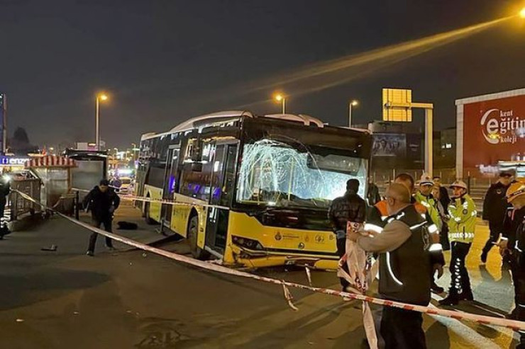 Bakıda AĞIR QƏZA  minik maşını avtobusla toqquşdu, iki nəfər öldü