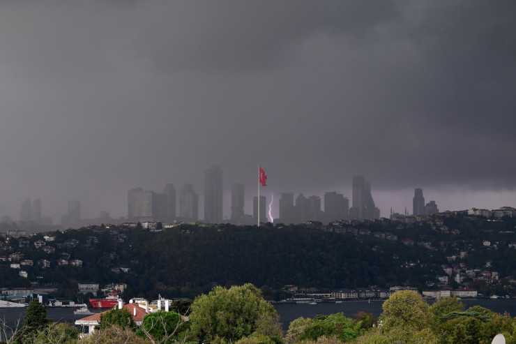 İstanbulda leysan: maşınlar su altında qaldı-VİDEO 