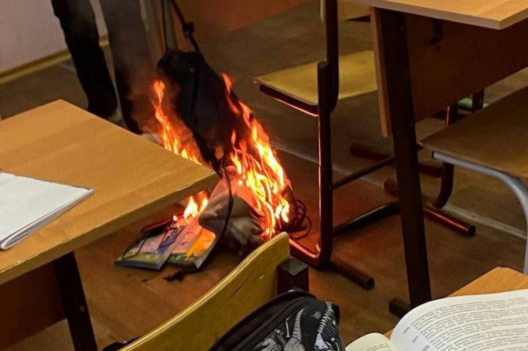 Dərs zamanı hərəkət edən çanta  partladı 
