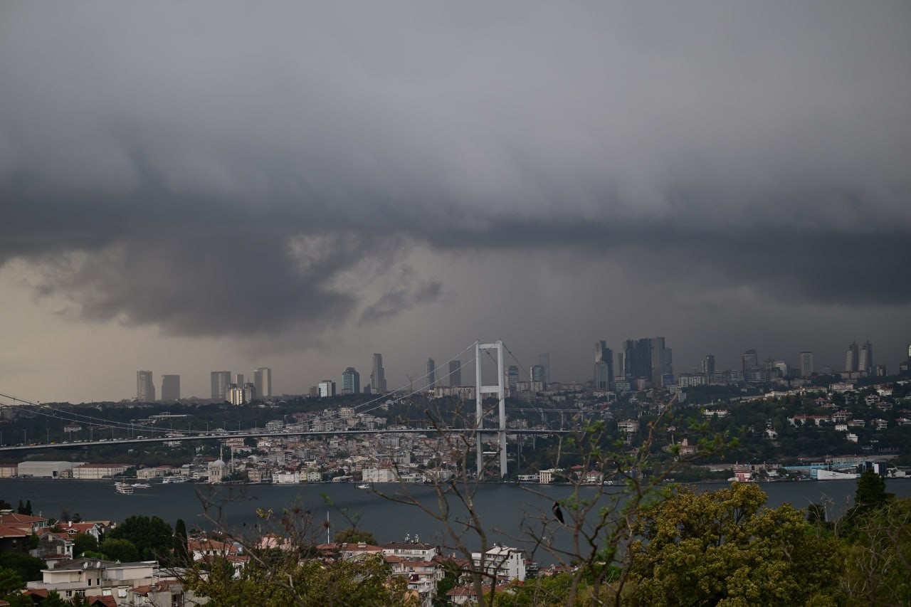 İstanbulda leysan: maşınlar su altında qaldı-VİDEO 