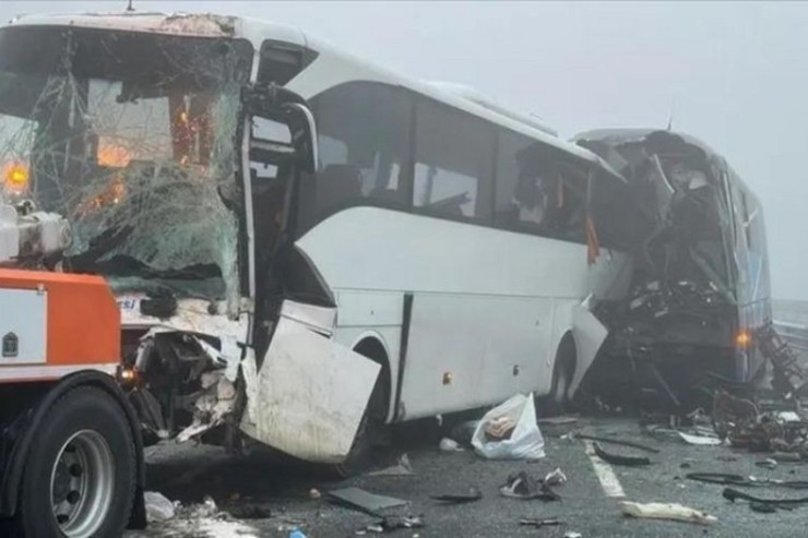 Turistlərin olduğu avtobus aşdı , 9 nəfər öldü