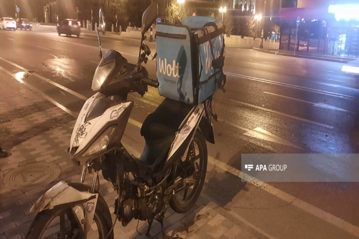 “Wolt”un xanım sürücüsü qəzada xəsarət aldı - FOTO 