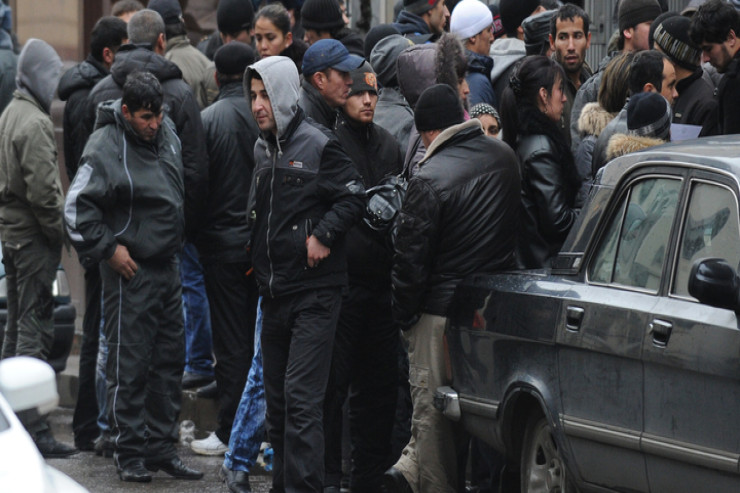 Moskva polisi miqrantların yaşadığı yataqxanaya basqın etdi 