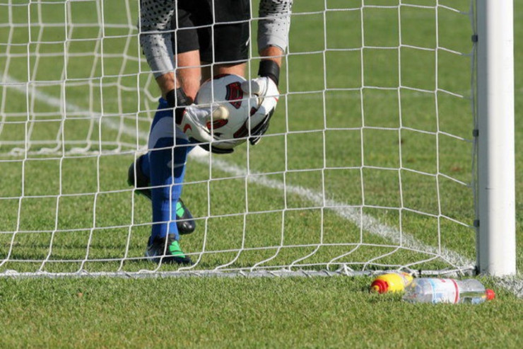 Baş məşqçi klubdan çıxmaq istəyən futbolçunu cəzalandırdı 