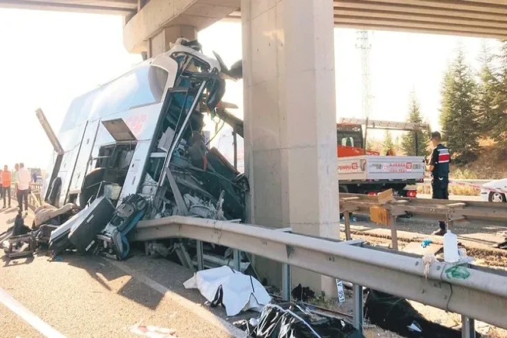 Avtobus körpünün dayağına çırpıldı, 9 nəfər öldü 27 yaralı var 