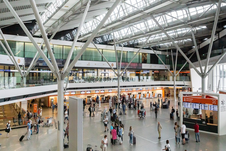 Azərbaycanlı kişi Polşa aeroportunda özünü öldürdü 