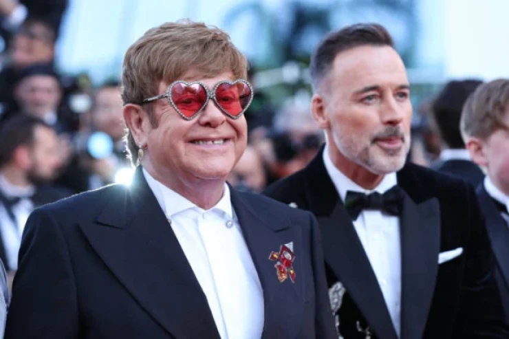 Elton Con kor oldu , səhnədə ona əri kömək etdi 