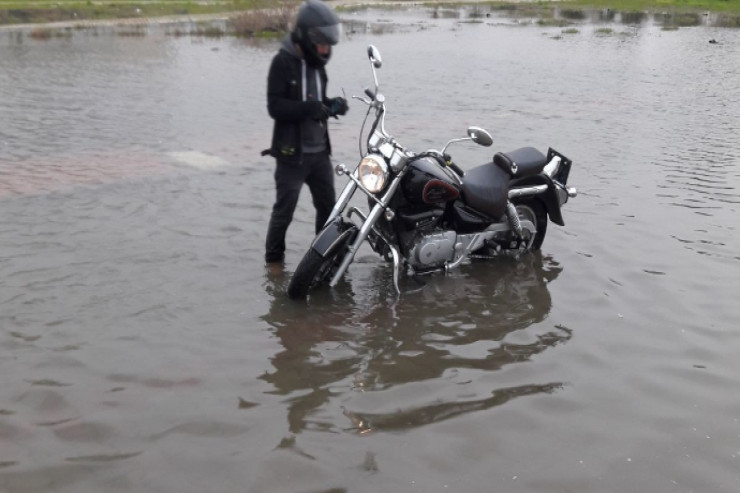 Neftçalada motosikleti kanala aşıran sürücü öldü