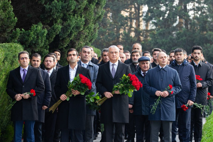 “Azərsun Holdinq"in rəhbər heyəti Ulu Öndərin məzarını ziyarət edib -FOTOLENT 