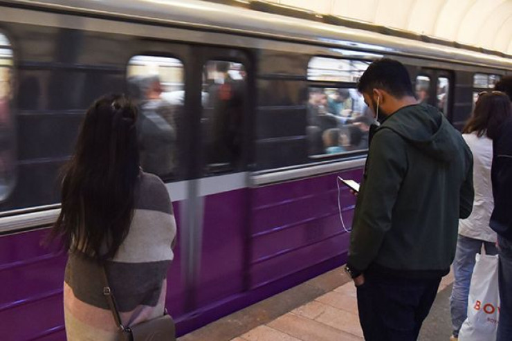 Bakı metrosunda  qadın qarət olundu