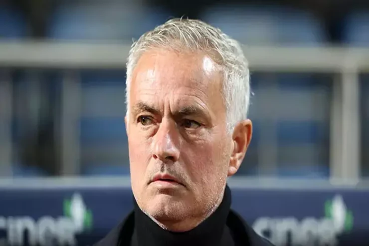 Mourinyo əməliyyat olunmaq üçün İstanbuldan çıxır