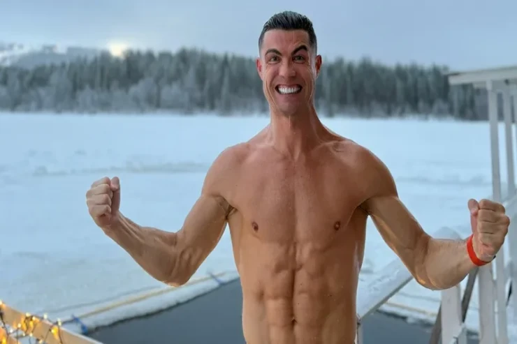 Ronaldo Finlandiyada  soyuq suda   çimdi