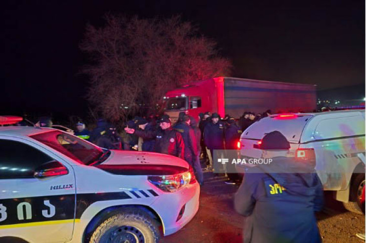 Gürcüstanda azərbaycanlılarla polis arasında qarşıdurma - Təcili Tibbi Yardım avtomobilini aşırdılar 