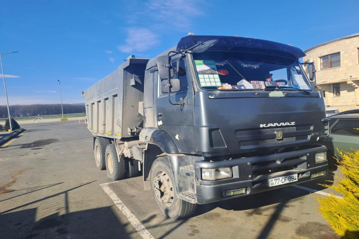 "KamAZ" sürücüsü  yol polisinin   başına oyun açdı