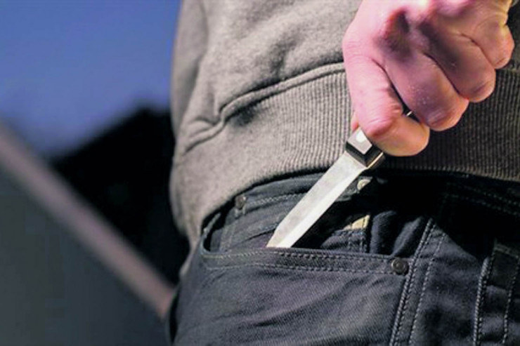 34 yaşlı kişi 21 yaşlı oğlanı bıçaqlayıb