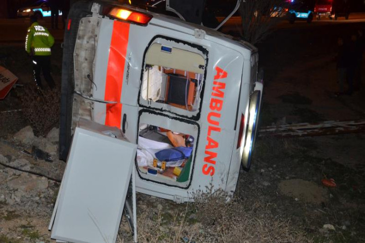 Qəzaya gedən "Ambulance" aşdı, beş yaralı var