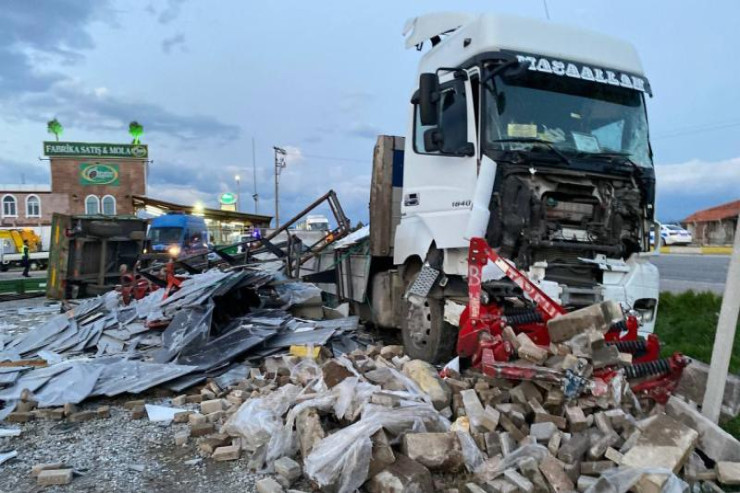 Mərmər daşıyan TIR mikroavtobusla toqquşdu, 9 yaralı var 