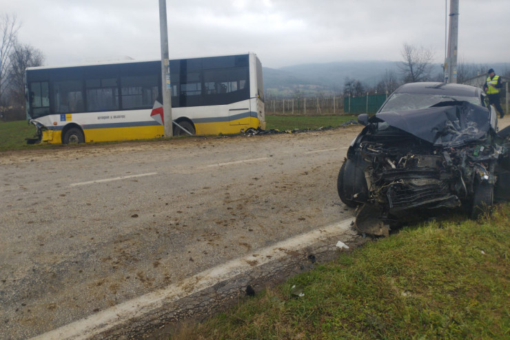 Avtobusla maşın toqquşdu, 1 ölü, 8 yaralı