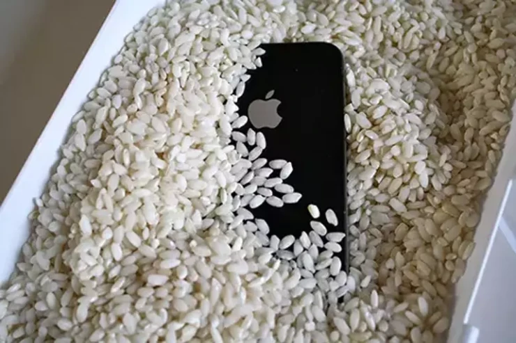 Suya düşən  telefonu düyüyə qoymaq   doğrudur? – “Apple” açıqladı