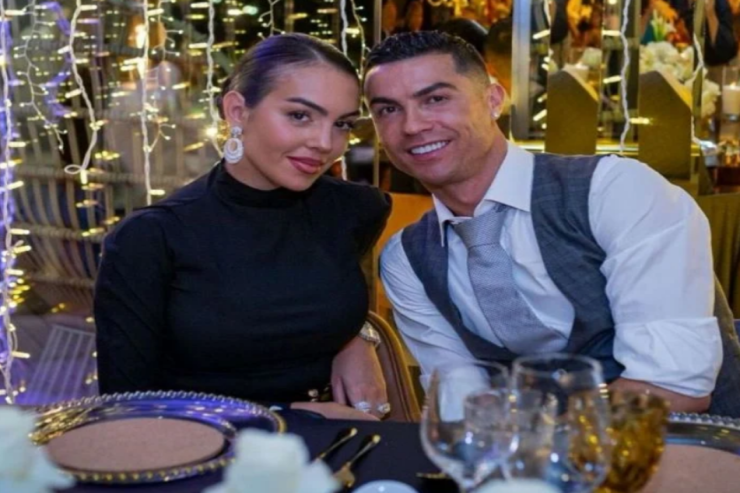 Ronaldo  sevgilisi ilə   dənizdə dincəlir