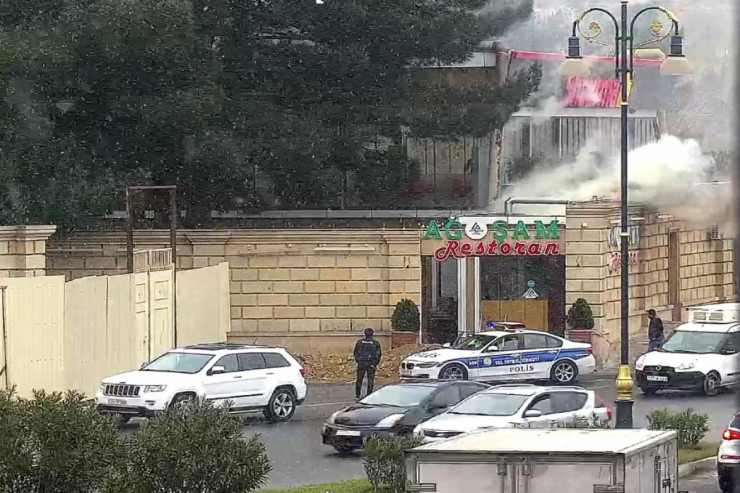 Bakıda "Şaurma 1"  restoranı yandı - VİDEO 