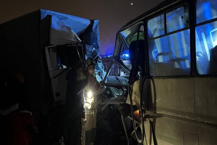 İşçiləri daşıyan avtobus qəzaya düşdü, ölən və yaralananlar var